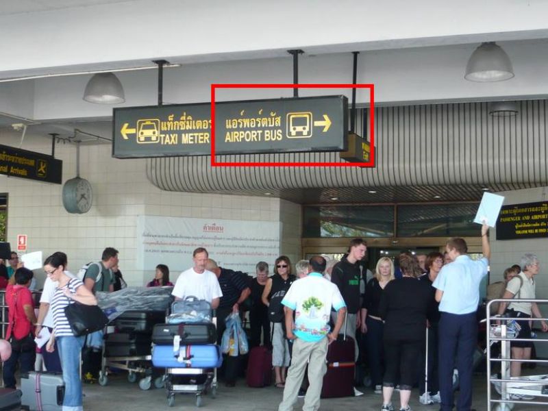 Lối đi qua Airport Bus (bus cũ, đi về Phuket Town, bờ Đông)