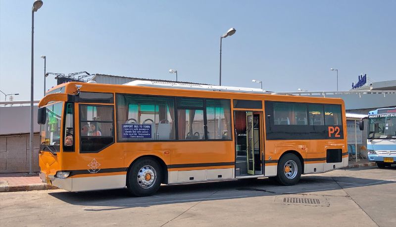 Airport bus (bus màu vàng đi về Phuket Town)